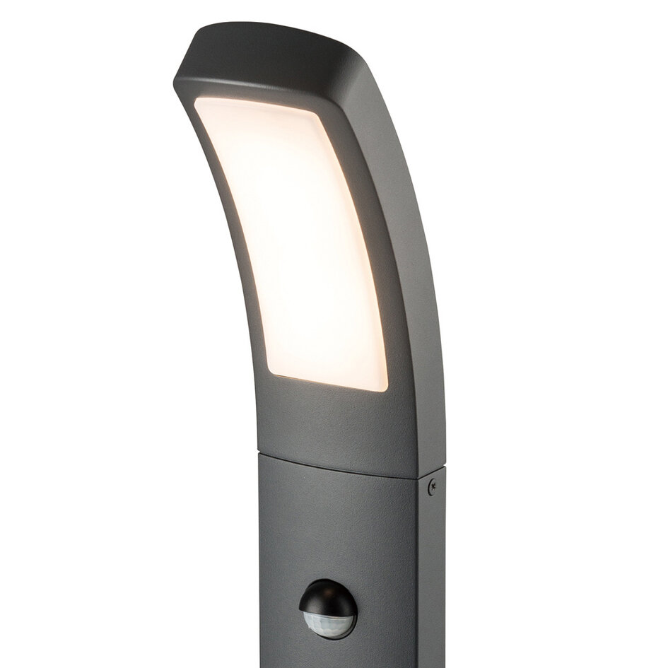 Modern stående utomhuslampa Reese med sensor - svart med integrerad LED