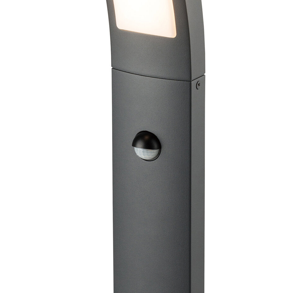 Modern stående utomhuslampa Reese med sensor - svart med integrerad LED