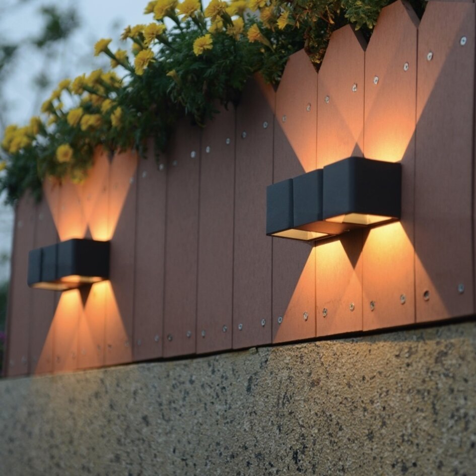 Designad utomhusvägglampa Preston med två lampor - svart med integrerad LED