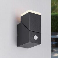 Justerbar utomhusvägglampa Mila med sensor - svart med integrerad LED