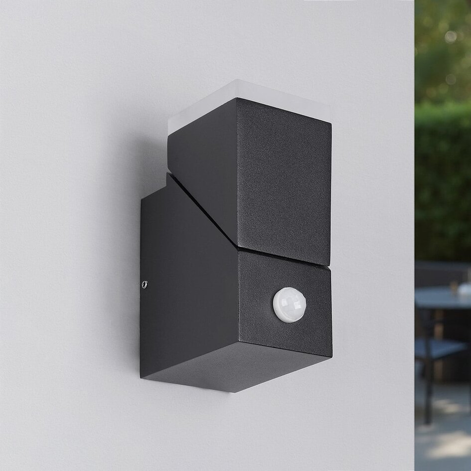 Justerbar utomhusvägglampa Mila med sensor - svart med integrerad LED
