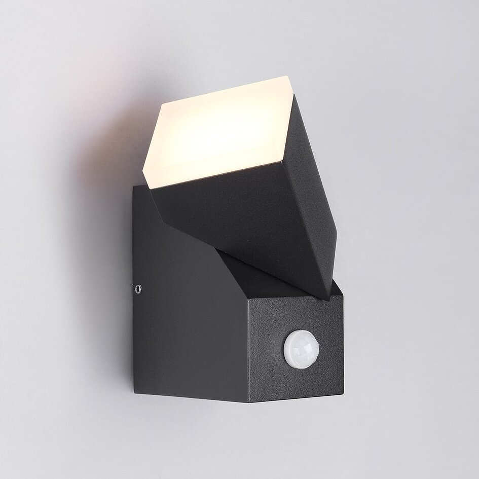 Justerbar utomhusvägglampa Mila med sensor - svart med integrerad LED