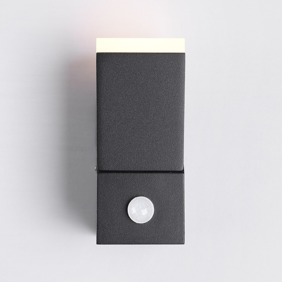 Justerbar utomhusvägglampa Mila med sensor - svart med integrerad LED