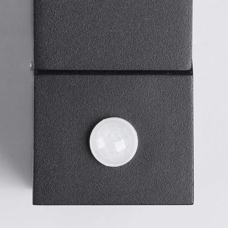 Justerbar utomhusvägglampa Mila med sensor - svart med integrerad LED