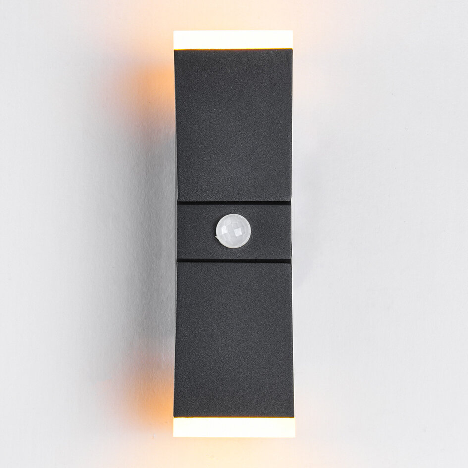 Justerbar utomhusvägglampa Michael med sensor och två lampor - svart med integrerad LED