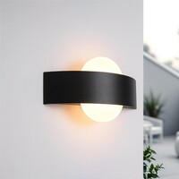 Modern utomhusvägglampa Esmee - svart med integrerad LED