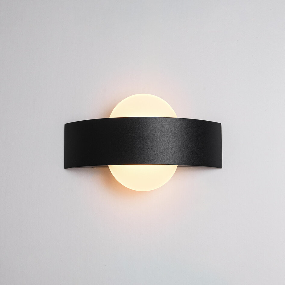 Modern utomhusvägglampa Esmee - svart med integrerad LED