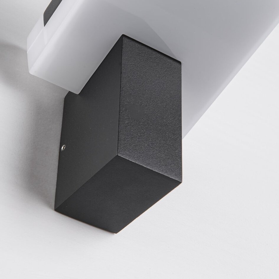Industriell utomhusvägglampa Xavi - svart med integrerad LED