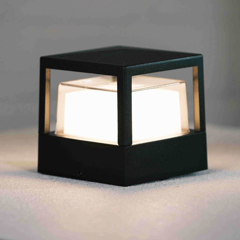 Kvadratisk utomhusvägglampa Otis - svart med integrerad LED
