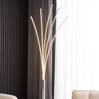 Design golvlampa Louis med integrerade lysdioder