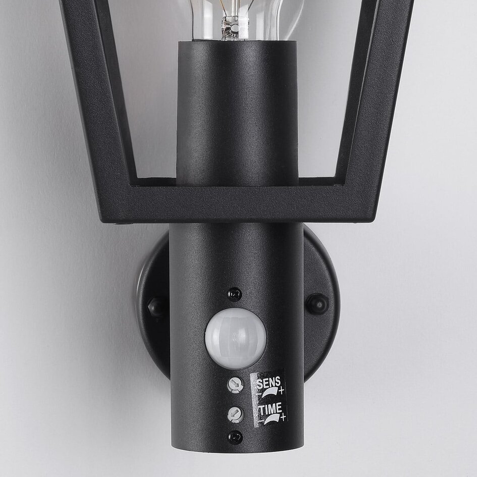 Lantlig utomhusvägglampa Dax med sensor - svart