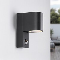 Modern utomhusvägglampa Kurt med sensor - svart