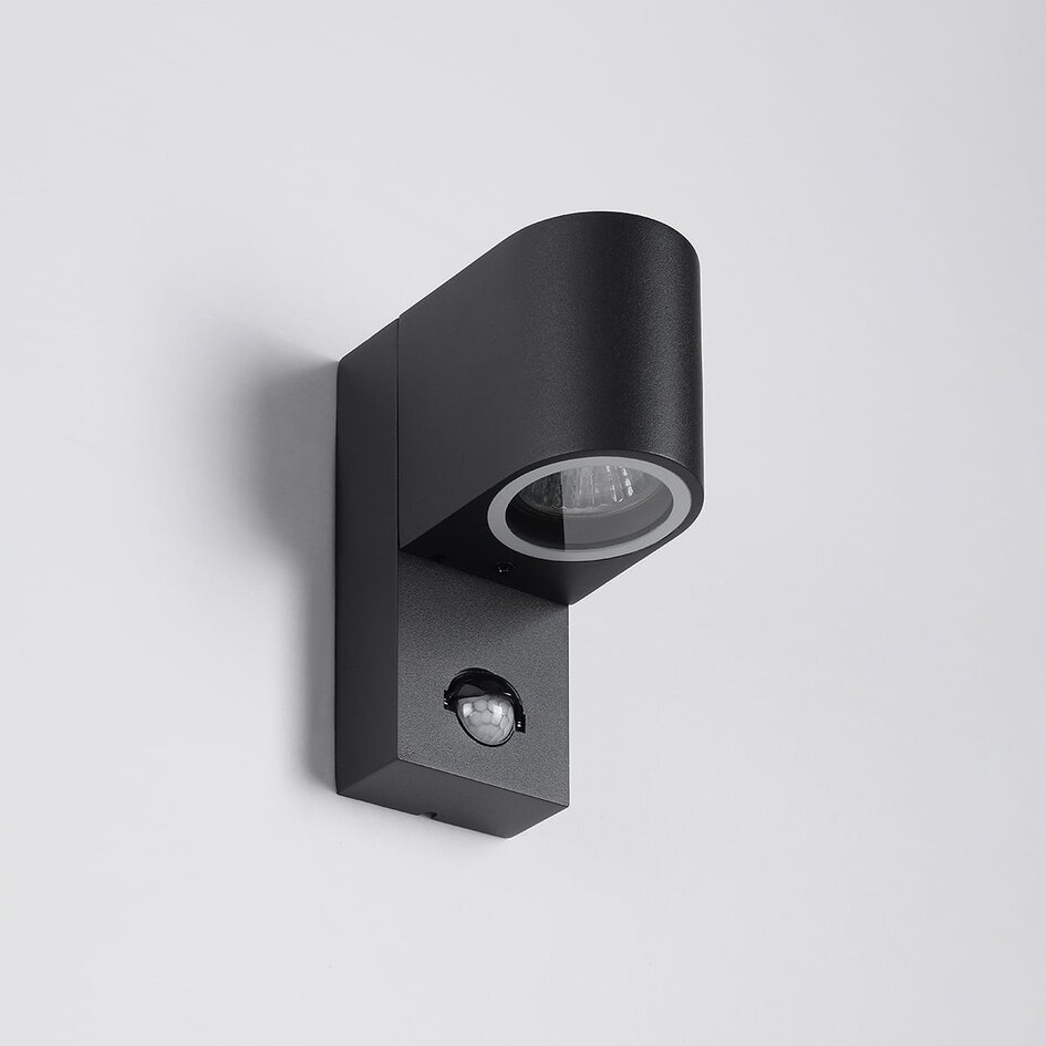 Modern utomhusvägglampa Kurt med sensor - svart