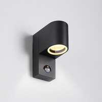 Modern utomhusvägglampa Kurt med sensor - svart