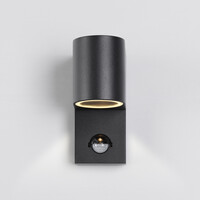 Modern utomhusvägglampa Kurt med sensor - svart