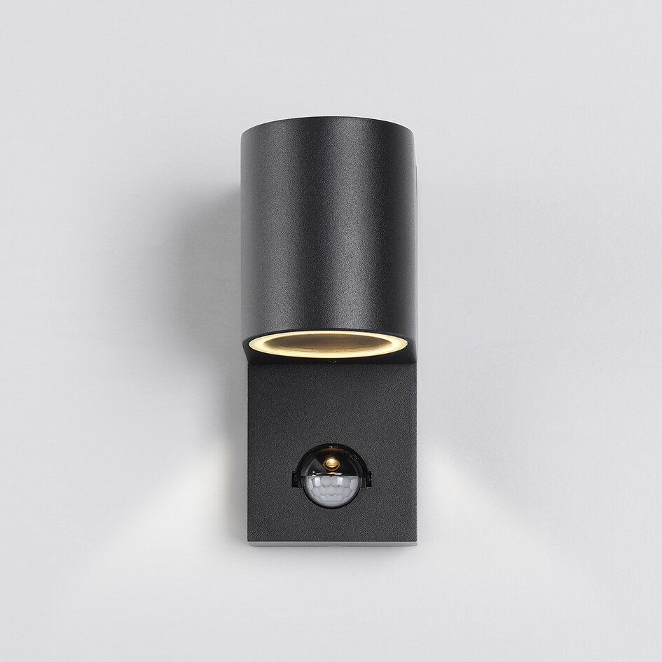 Modern utomhusvägglampa Kurt med sensor - svart