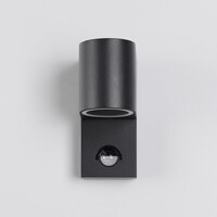 Modern utomhusvägglampa Kurt med sensor - svart