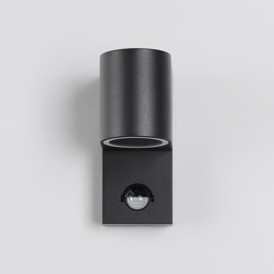 Modern utomhusvägglampa Kurt med sensor - svart