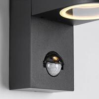 Modern utomhusvägglampa Kurt med sensor - svart