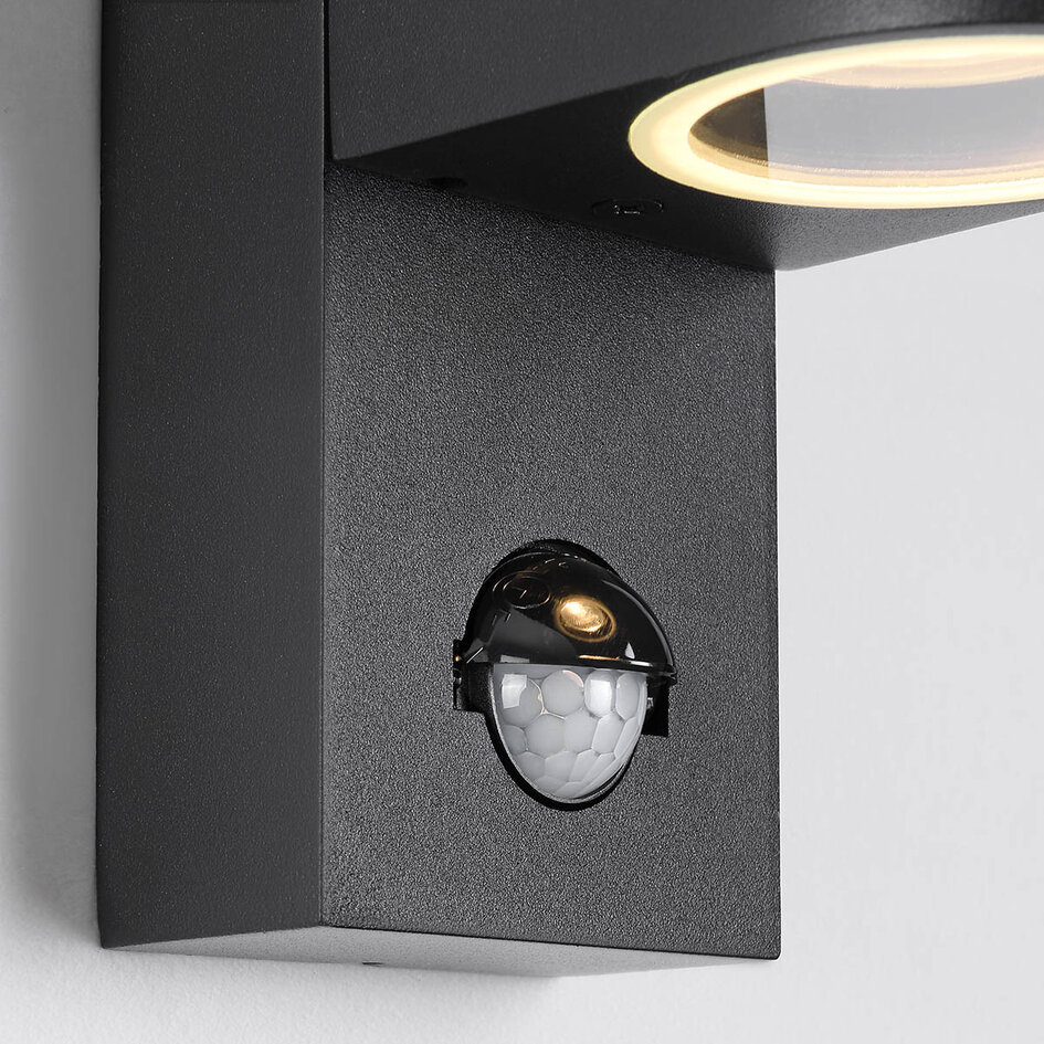 Modern utomhusvägglampa Kurt med sensor - svart