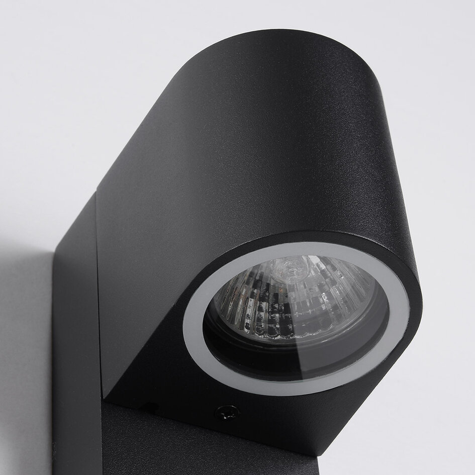 Modern utomhusvägglampa Kurt med sensor - svart