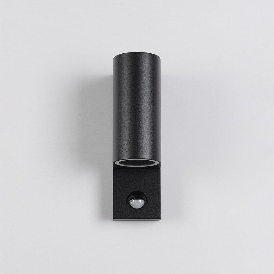 Utomhusvägglampa Curtis med sensor och två lampor - svart