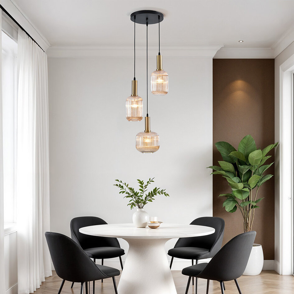 Designad pendellampa Sita med tre lampor - svart och guld med amberfärgat glas