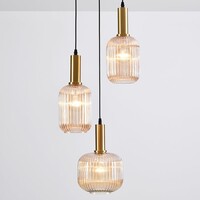 Designad pendellampa Sita med tre lampor - svart och guld med amberfärgat glas