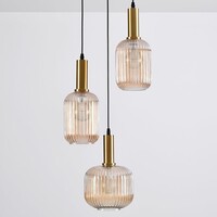 Designad pendellampa Sita med tre lampor - svart och guld med amberfärgat glas