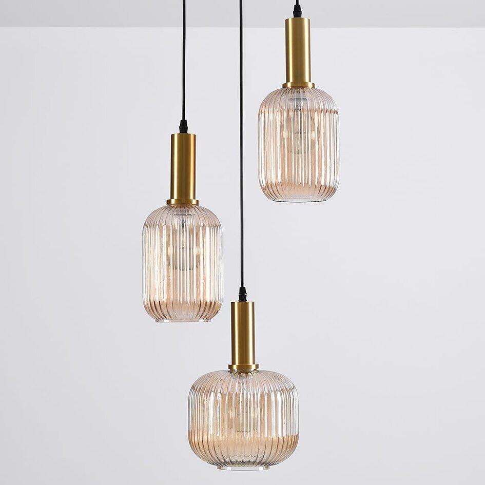 Designad pendellampa Sita med tre lampor - svart och guld med amberfärgat glas