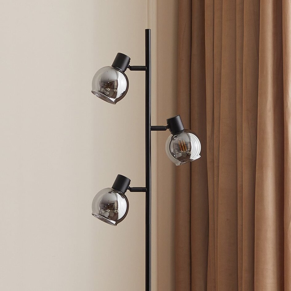 Modern golvlampa Mesa med tre lampor, mattsvart med rökgrått glas