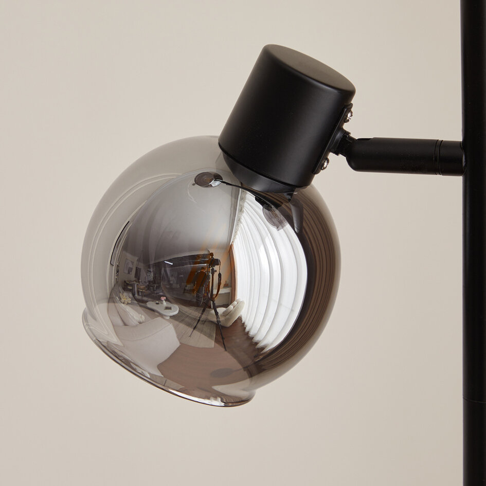 Modern golvlampa Mesa med tre lampor, mattsvart med rökgrått glas