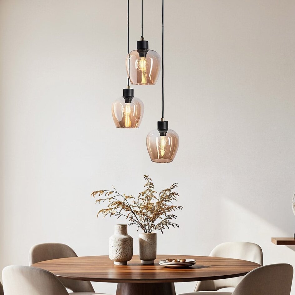Designad pendellampa Stockton med tre lampor - mattsvart och amberfärgat glas