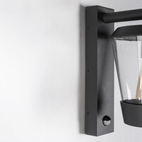 Designad utomhusvägglampa Jonah med sensor - antracit