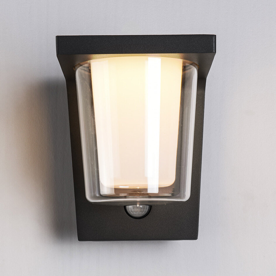 Utomhusvägglampa Lio med sensor - antracit med integrerad LED