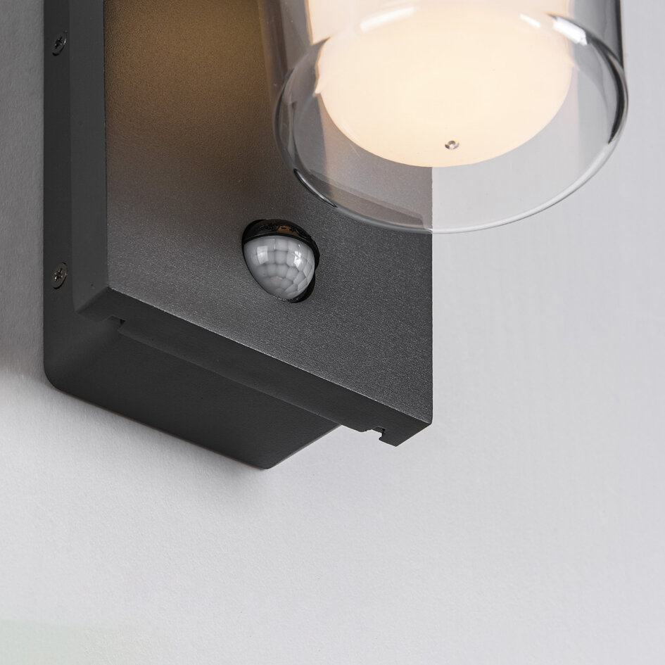 Utomhusvägglampa Lio med sensor - antracit med integrerad LED