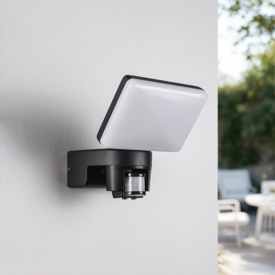 Utomhusvägglampa Dexter med justerbar ljusvinkel och sensor - svart
