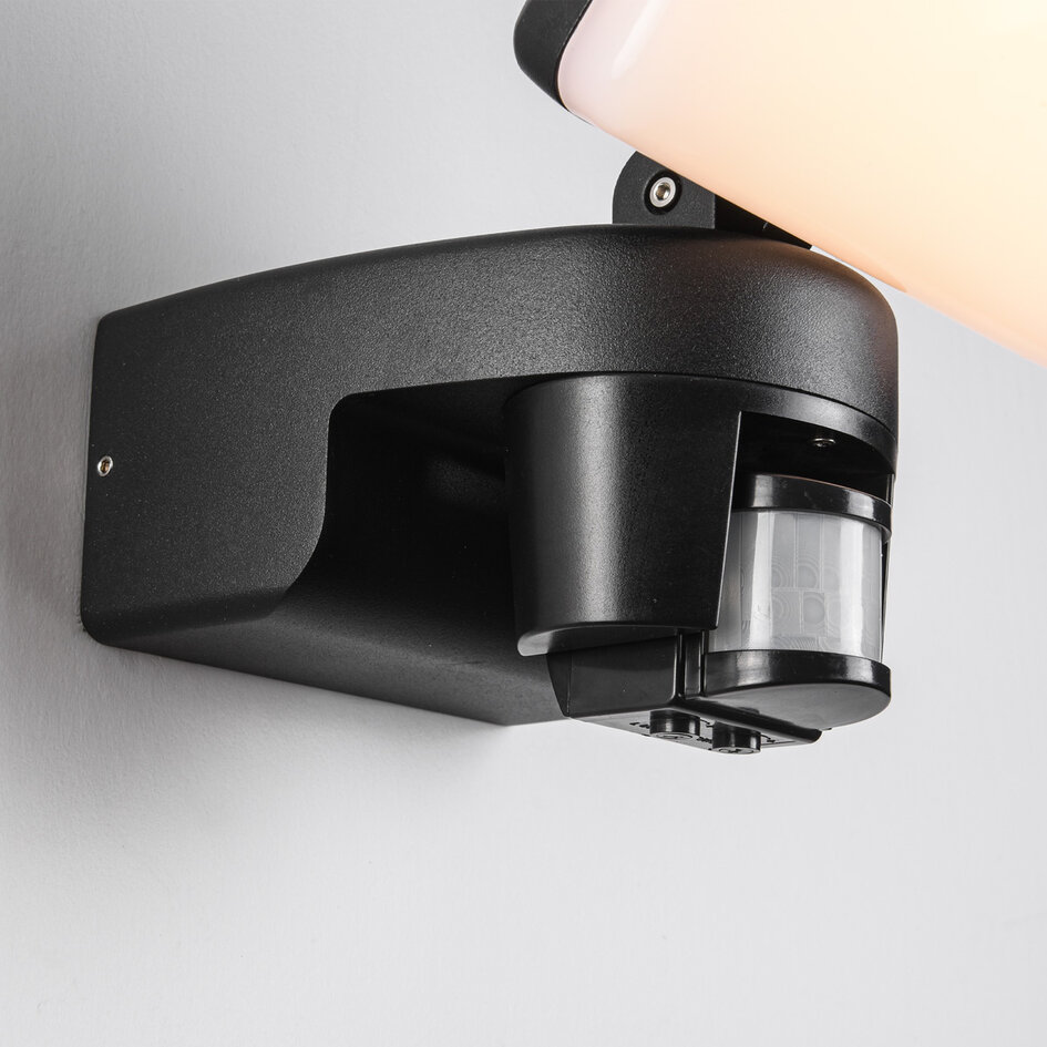 Utomhusvägglampa Dexter med justerbar ljusvinkel och sensor - svart