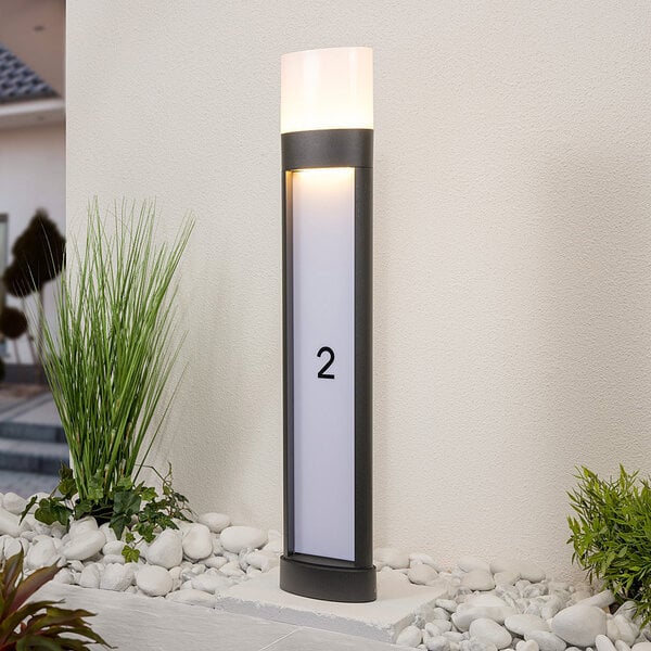 Stående utomhuslampa Gianna med husnummer - Utrustad med integrerad LED
