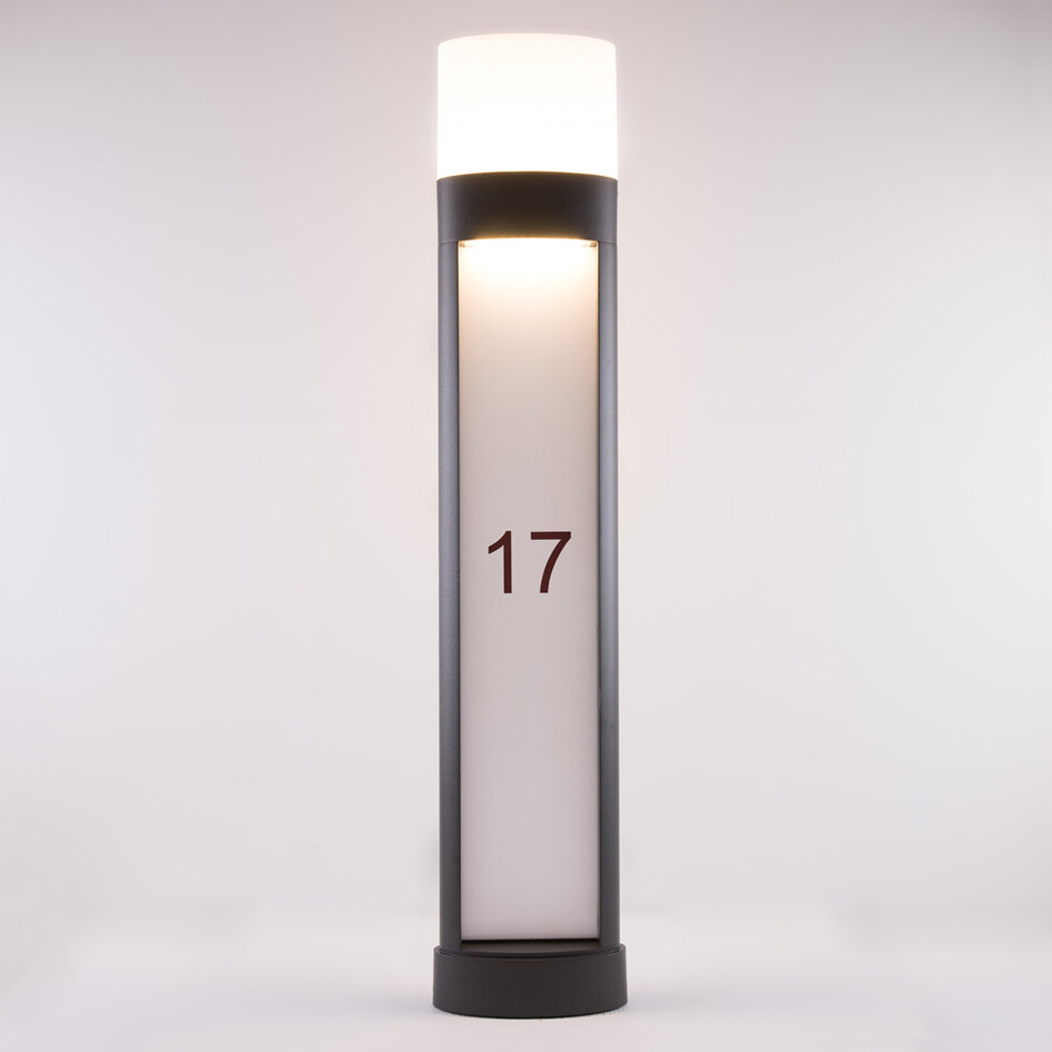 Stående utomhuslampa Gianna med husnummer - Utrustad med integrerad LED
