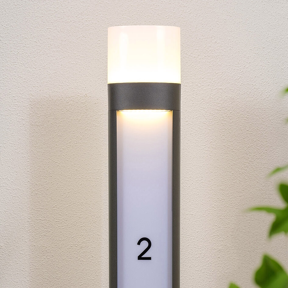 Stående utomhuslampa Gianna med husnummer - Utrustad med integrerad LED