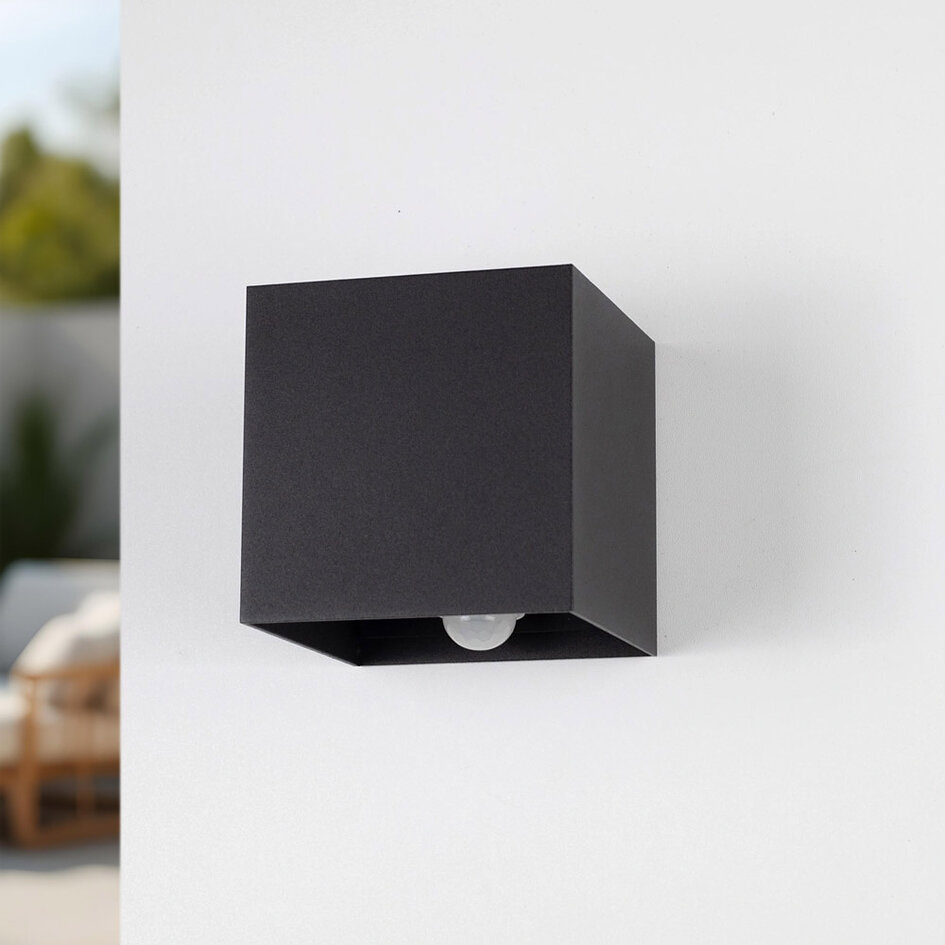 Utomhusvägglampa Nora med sensor - svart med integrerad LED