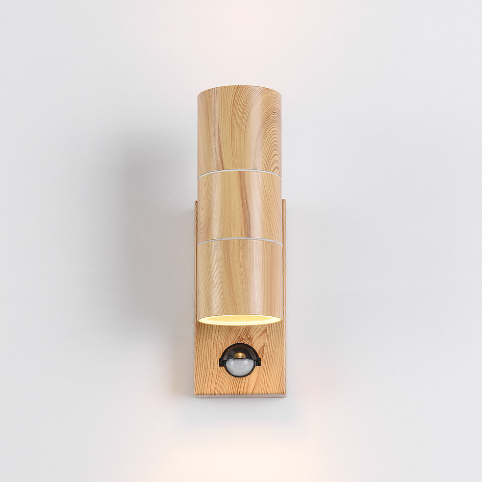 Elegant utomhusvägglampa Martina med sensor och två lampor i träutseende