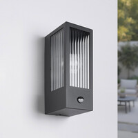 Utomhusvägglampa Amiens i glas med räfflad detalj - med rörelsesensor