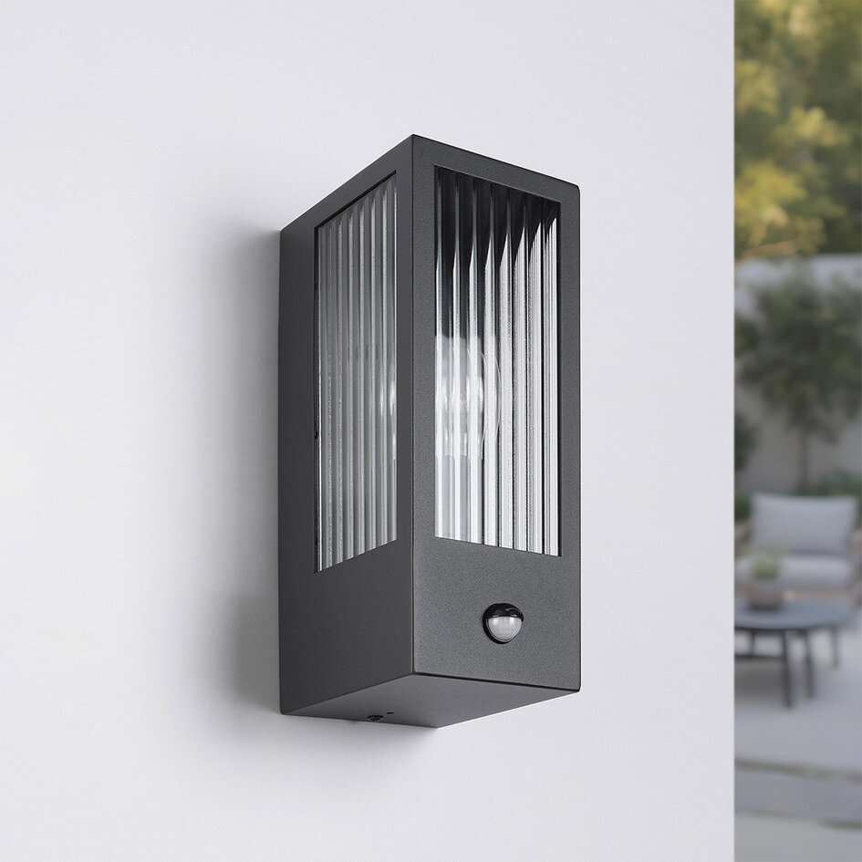 Utomhusvägglampa Amiens i glas med räfflad detalj - med rörelsesensor