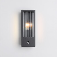 Utomhusvägglampa Amiens i glas med räfflad detalj - med rörelsesensor