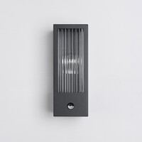 Utomhusvägglampa Amiens i glas med räfflad detalj - med rörelsesensor