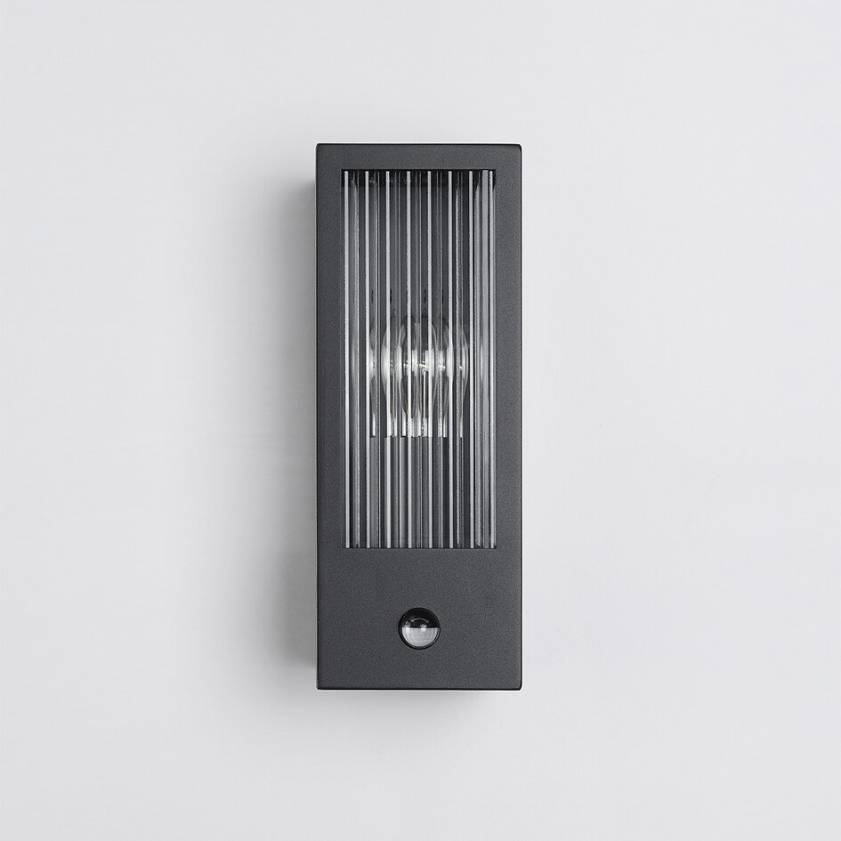 Utomhusvägglampa Amiens i glas med räfflad detalj - med rörelsesensor