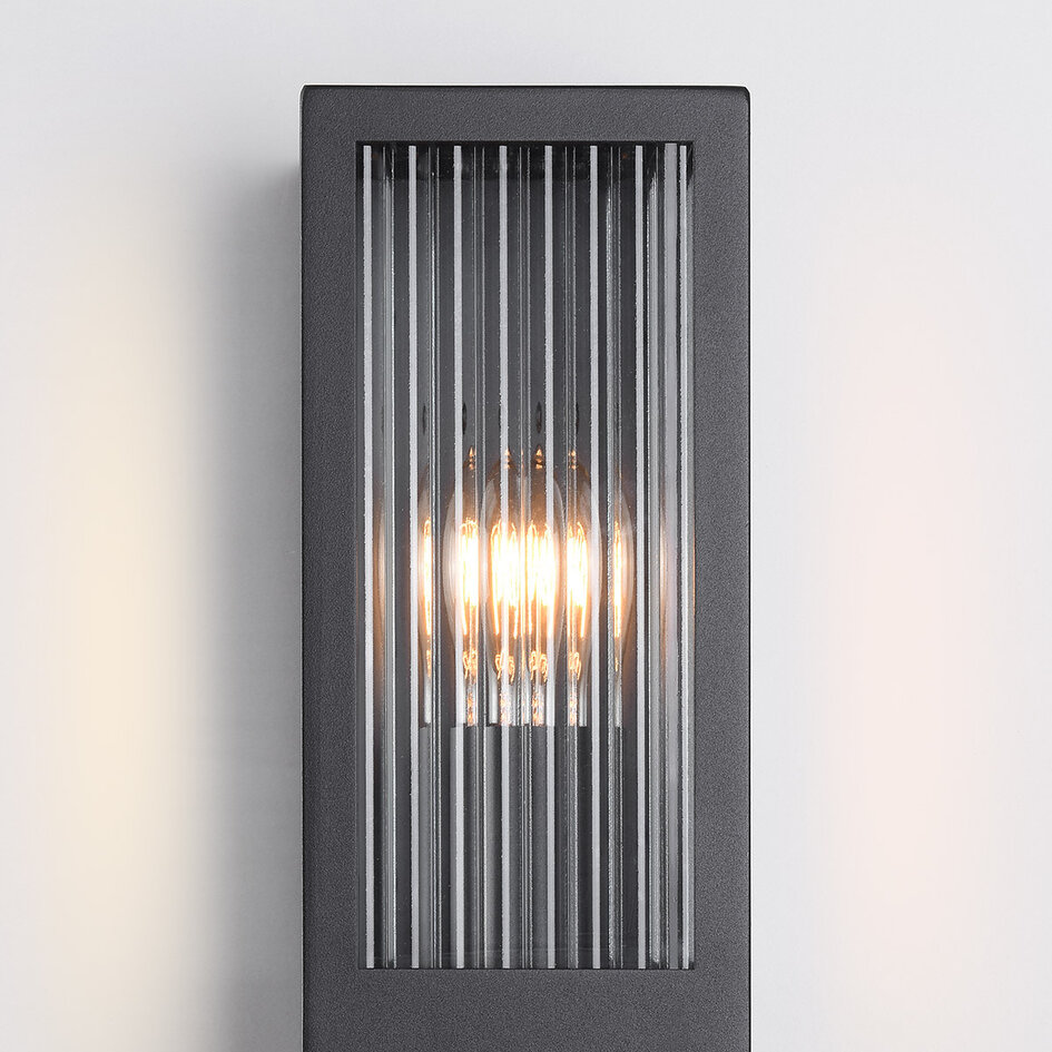 Utomhusvägglampa Amiens i glas med räfflad detalj - med rörelsesensor