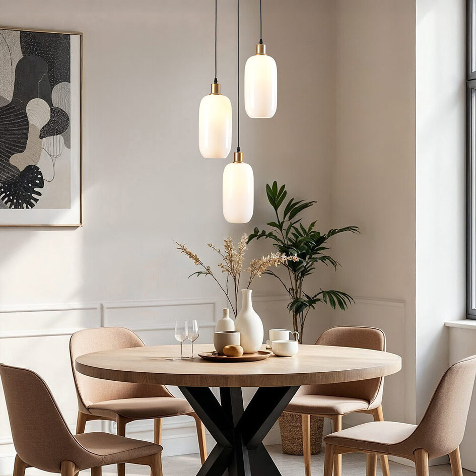 Pendellampa Laura med tre lampor i mjölkvitt glas - svart och guld